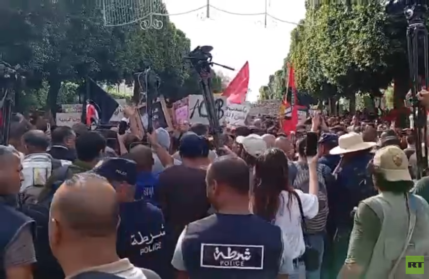 تونس.. منظمات وأحزاب تحتج ضد ما وصفته بانتهاكات للحقوق والحريات في البلاد (فيديو)
