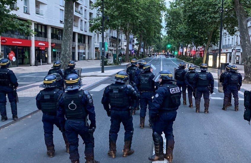 فرنسا ترسل قوة مكافحة شغب إلى جزيرة مارتينيك وتفرض حظر التجوال فيها