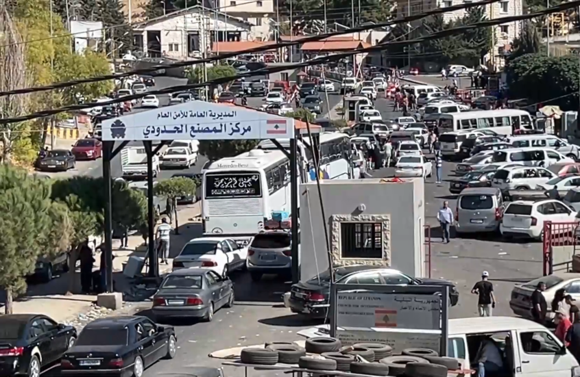 ازدحام مروري عند معبر حدودي بين سوريا ولبنان مع نزوح الآلاف وسط الغارات الإسرائيلية