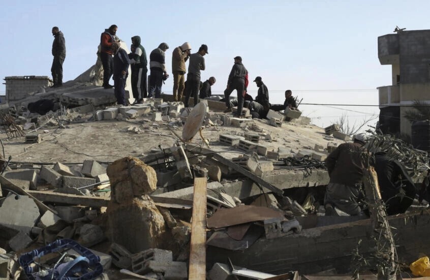 مراسلنا: الطائرات الإسرائيلية تقصف مدرسة تؤوي نازحين في مدينة غزة
