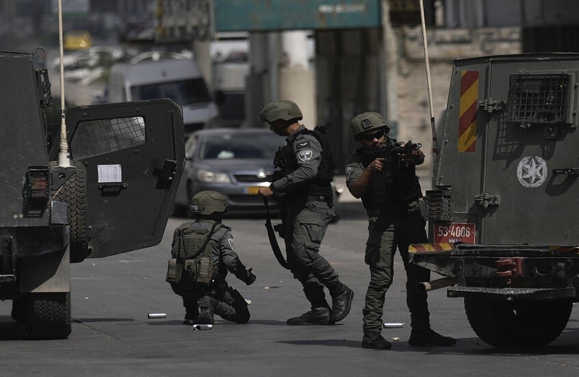 مراسلتنا: إصابة 5 فلسطينيين ومقتل اثنين آخرين خلال اقتحام قوة إسرائيلية مدينة جنين (فيديو)
