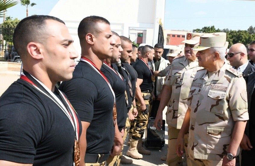 مصر.. وزير الدفاع يتفقد القوات الخاصة ويطالبهم بالجاهزية والاستعداد للقتال (صور + فيديو)