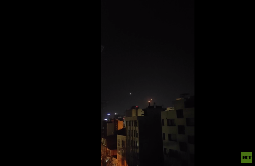 مراسلنا:  تفعيل الدفاعات الجوية لاعتراض مقذوفات شرق طهران (فيديو)
