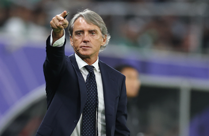 مانشيني يحصل على "الخنزير الذهبي" بعد أيام من إقالته من تدريب منتخب السعودية (فيديو)