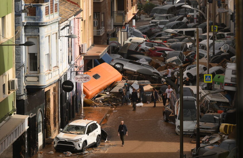 ارتفاع عدد ضحايا الفيضانات في إسبانيا إلى 140 شخصا
