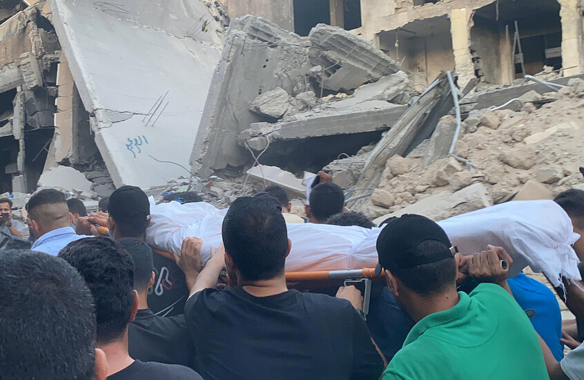 مراسلنا: دفن نحو 126 شخصا من عائلة "أبو نصر" بعد قصف إسرائيلي شمال غزة