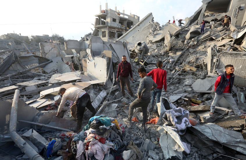 مراسلنا: مقتل 5 فلسطينيين بقصف استهدف منزلا في النصيرات شمال غزة