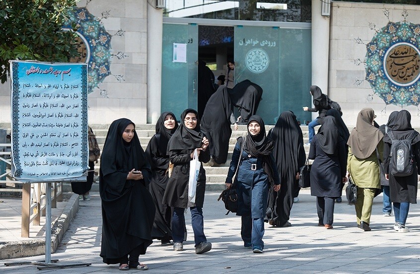 إيران.. روايات متضاربة حول حادثة تعري طالبة جامعية (فيديو)
