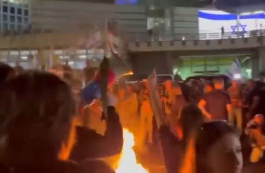 إعلام: مواجهات بين الشرطة الإسرائيلية والمتظاهرين المحتجين على إقالة غالانت (فيديو)