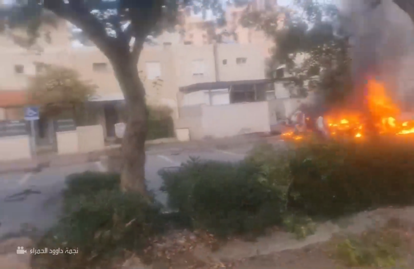 احتراق سيارة قرب حيفا إثر سقوط صواريخ "حزب الله"