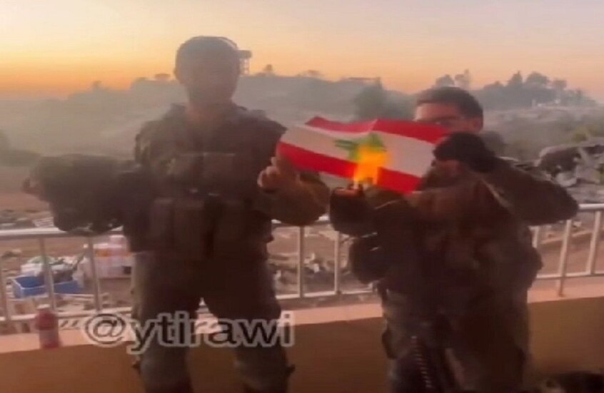 جنود إسرائيليون يحرقون العلم اللبناني ويشيرون بأيديهم إلى الدمار الذي خلفوه في جنوب لبنان