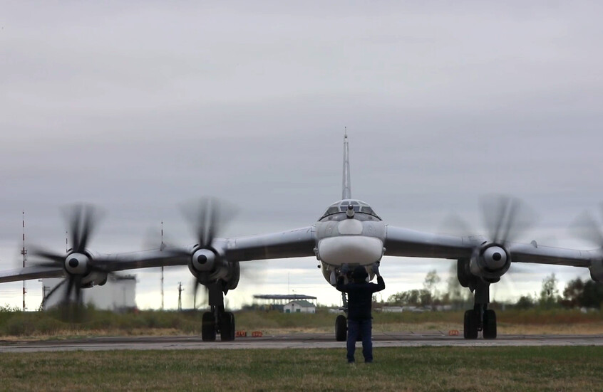 قاذفتان استراتيجيتان من طراز "Tu-95MS" تنفذان طلعة جوية مجدولة فوق بحر بارنتس (فيديو)