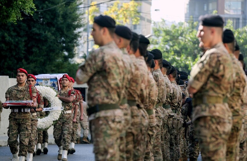 الجيش اللبناني ينعى جنديين قتلا في قصف إسرائيلي استهدف مركزا للجيش بشكل مباشر في بلدة الماري (صور)