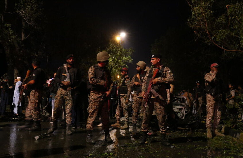 هجومان في باكستان.. مقتل 8 جنود وخطف 7 شرطيين