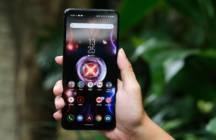 Asus تنافس سامسونغ وآبل بهاتفها الجديد
