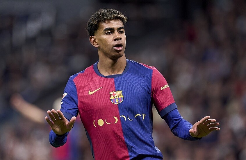 لامين جمال يثير قلق برشلونة قبل مباراته في ملعب 