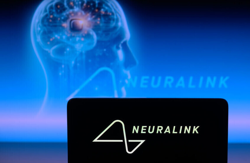 Neuralink المملوكة لماسك تبدأ تجربة جديدة لجهاز دماغي لمرضى الشلل الرباعي