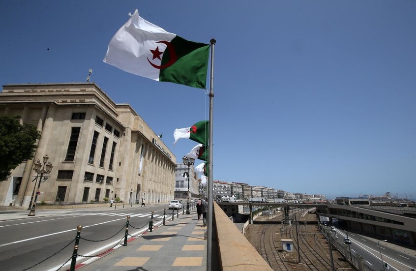 الحكم على كاتب جزائري بالسجن المؤقت بتهمة التخابر