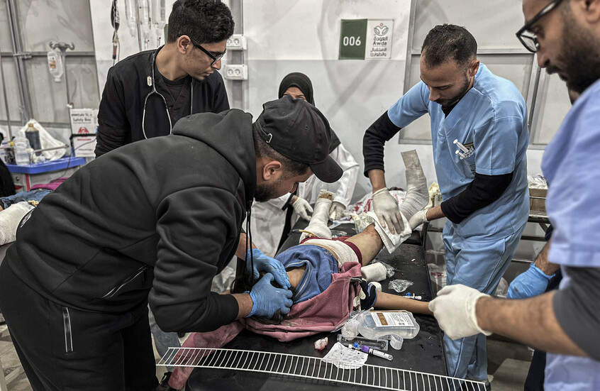 مراسلنا: مقتل 5 فلسطينيين بقصف إسرائيلي استهدف منزلا في النصيرات وسط غزة