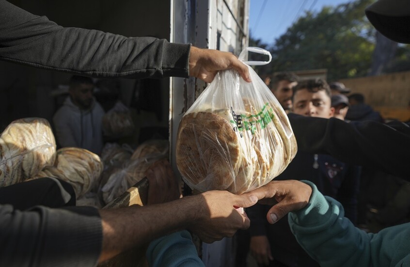 وفاة طفلين وسيدة اختناقا جراء تدافع حشود "الجائعين" أمام مخبز في قطاع غزة