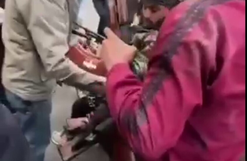 أسلحة الجيش السوري تَباع في شوارع المدن (فيديو)