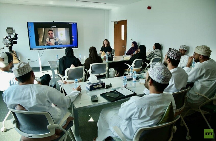 RT Arabic تنظم ورشة عمل لطلاب عمانيين