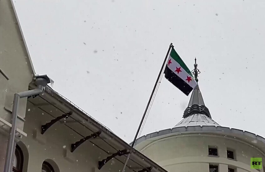 رفع علم سوريا الجديد على سفارة دمشق لدى موسكو