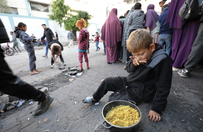 مراسلنا: دخول كميات كبيرة من الأغذية إلى غزة عبر معبر كرم أبو سالم
