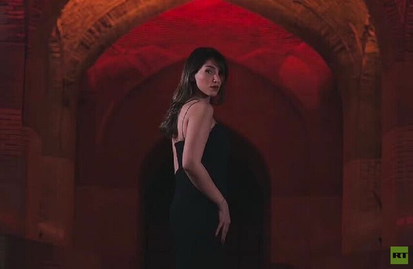 إيران.. الأمن يعتقل مغنية بعد عرض بدون حجاب.. والناشطون يشيدون بشجاعتها (فيديو)