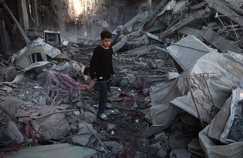 إعلام فلسطيني: الجيش الإسرائيلي يزرع براميل متفجرة بجانب مستشفى "كمال عدوان"