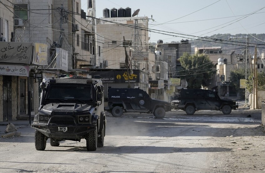 حملة دهم واعتقالات إسرائيلية جديدة في الضفة الغربية طالت 12 فلسطينيا