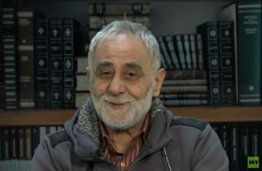 نجا بأعجوبة من الإعدام.. نزيل سابق في سجون الأسد يحدد أحلى هدية داخل الزنازين (فيديو)