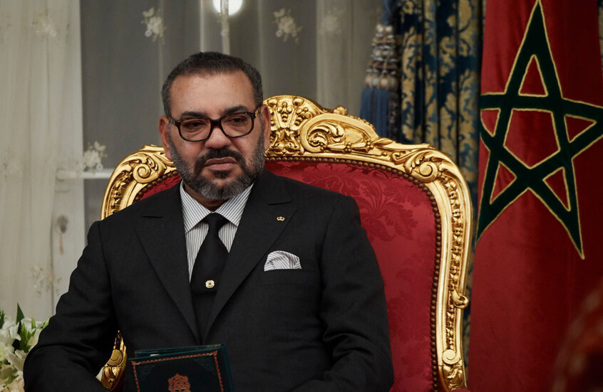 أول ظهور علني لملك المغرب بعد عملية جراحية في الكتف