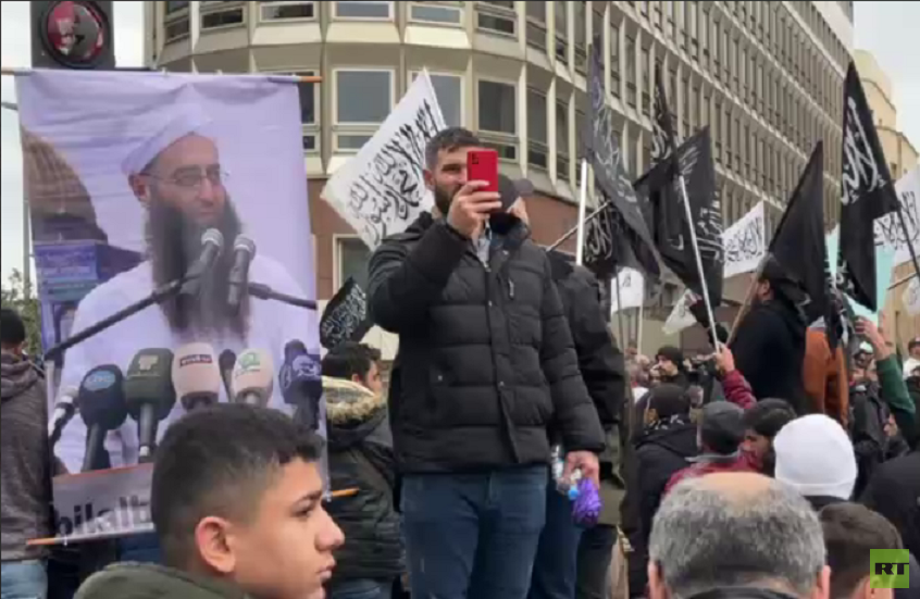 بالفيديو.. تظاهرة حاشدة أمام مقر السراي الحكومي في بيروت تطالب بالإفراج عن المعتقلين الإسلاميين