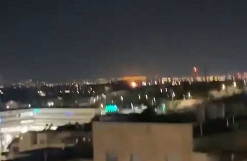 لحظة اعتراض صاروخ أطلق من اليمن وسقوط شظاياه في مدينة موديعين الإسرائيلية