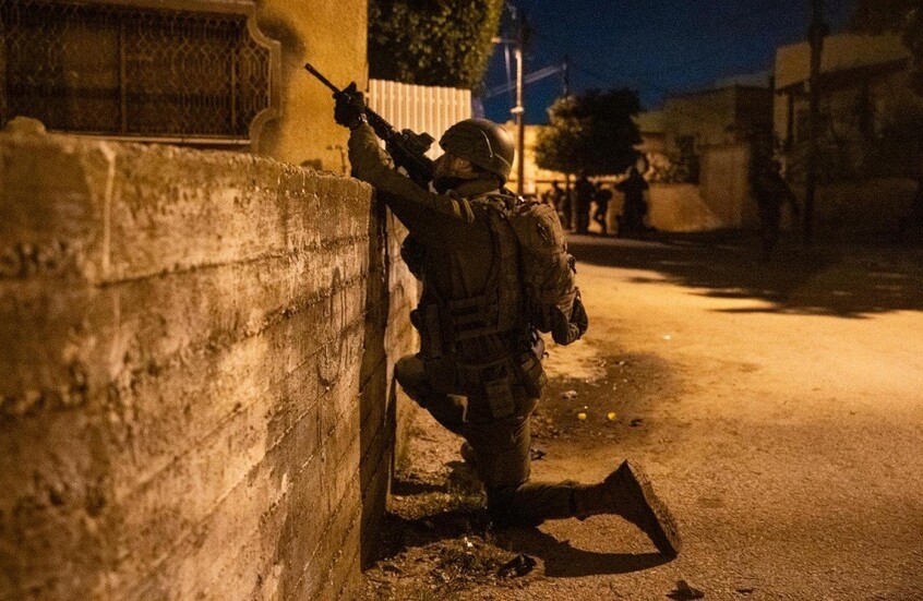 حملة دهم وتفتيش.. الجيش الإسرائيلي يعتقل عددا من الفلسطينيين في بلدة ديراستيا شمال غرب سلفيت (فيديو)