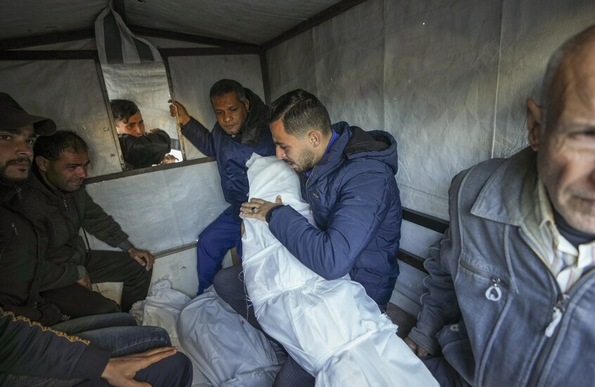 مقتل 33 فلسطينيا بقصف إسرائيلي استهدف عدة مناطق في غزة (فيديو)