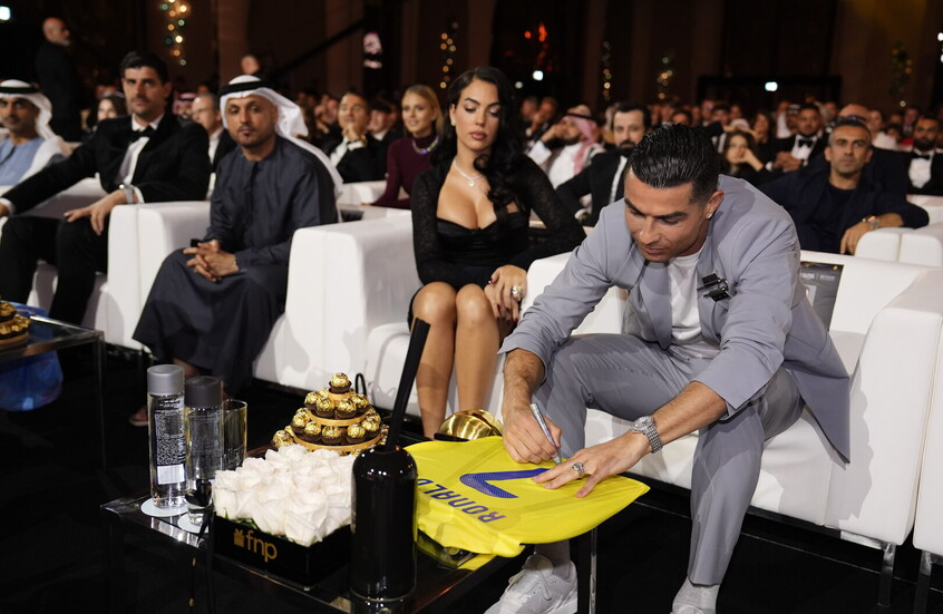 العرض "المجنون".. حقيقة امتلاك رونالدو أسهما في نادي النصر السعودي