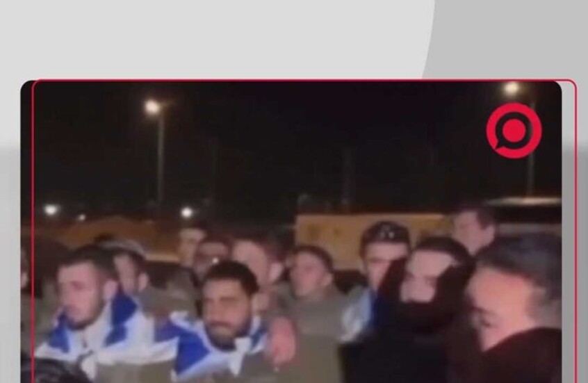 جنود إسرائيليون يؤدون النشيد الوطني الإسرائيلي وهم ينسحبون من قطاع غزة