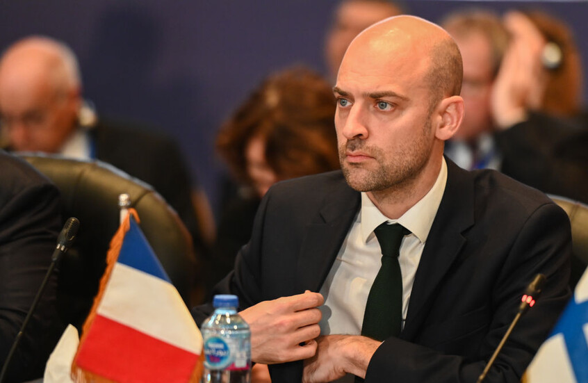وزير الخارجية الفرنسي يتوعد الولايات المتحدة برد صارم على انتهاكها المصالح الأوروبية