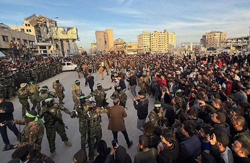 بدء عملية تبادل الأسرى بين إسرائيل وحماس مع وصول سيارات الصليب الأحمر لمدينة غزة واستعدادات في عوفر
