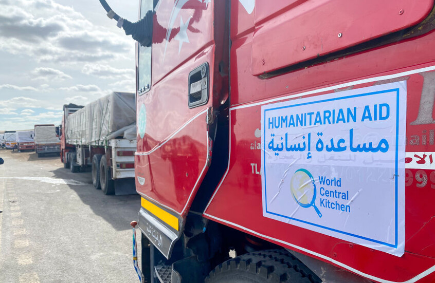 شاحنات المساعدات تبدأ الدخول إلى غزة من معبر كرم أبو سالم