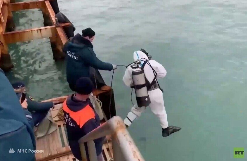 غواصون يفحصون مياه البحر الأسود في منطقة تحطم ناقلتي النفط