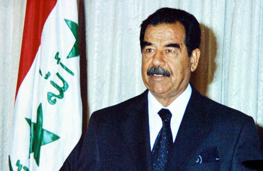 ما حقيقة فيديو صدام حسين يلقي الشعر داخل حفرة؟