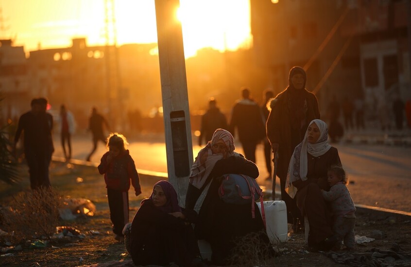 عائلات فلسطينية تفترش الأرض بانتظار الفرصة للعودة إلى شمال القطاع (صور)