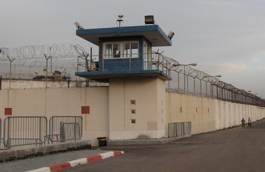الأسرى الفلسطينيون المحررون يروون ظروف معاناتهم داخل السجون الإسرائيلية (فيديوهات)