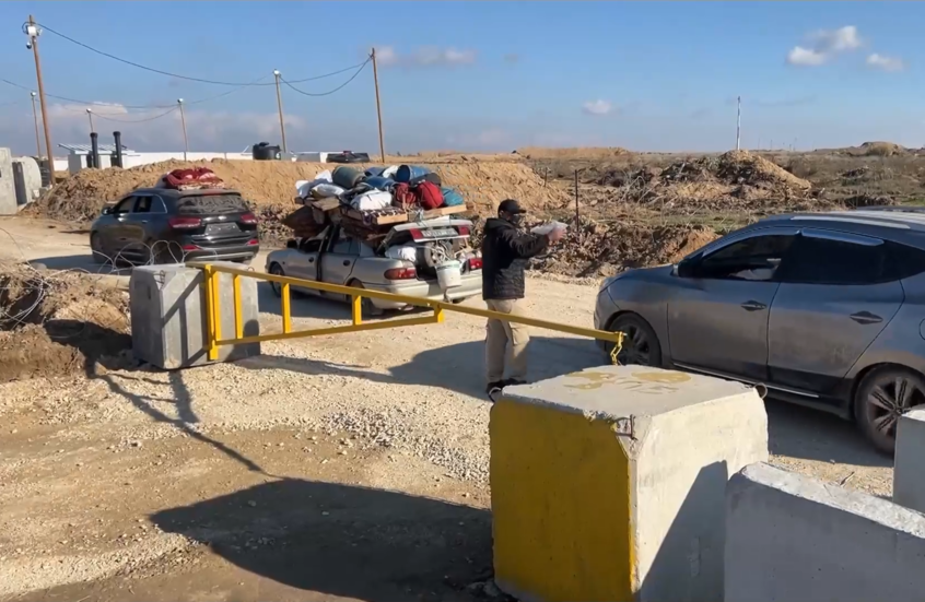عناصر شركات خاصة قطرية ومصرية وأمريكية يفتشون مركبات العائدين إلى شمال غزة
