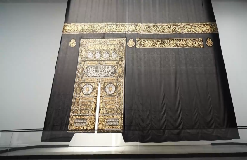 لأول مرة خارج المسجد الحرام.. السعودية تعرض كسوة الكعبة في مطار جدة الدولي