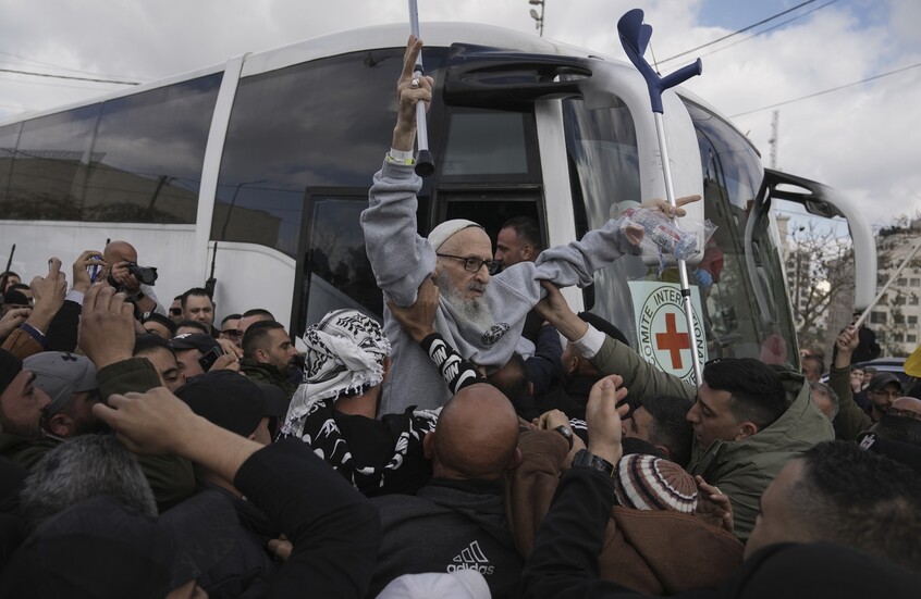 وصول الدفعة الرابعة من الأسرى الفلسطينيين المحررين إلى الضفة الغربية (صور+ فيديو)