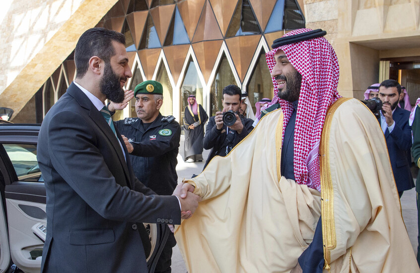 عناق بن سلمان والشرع يثير التفاعل على السوشيال ميديا
